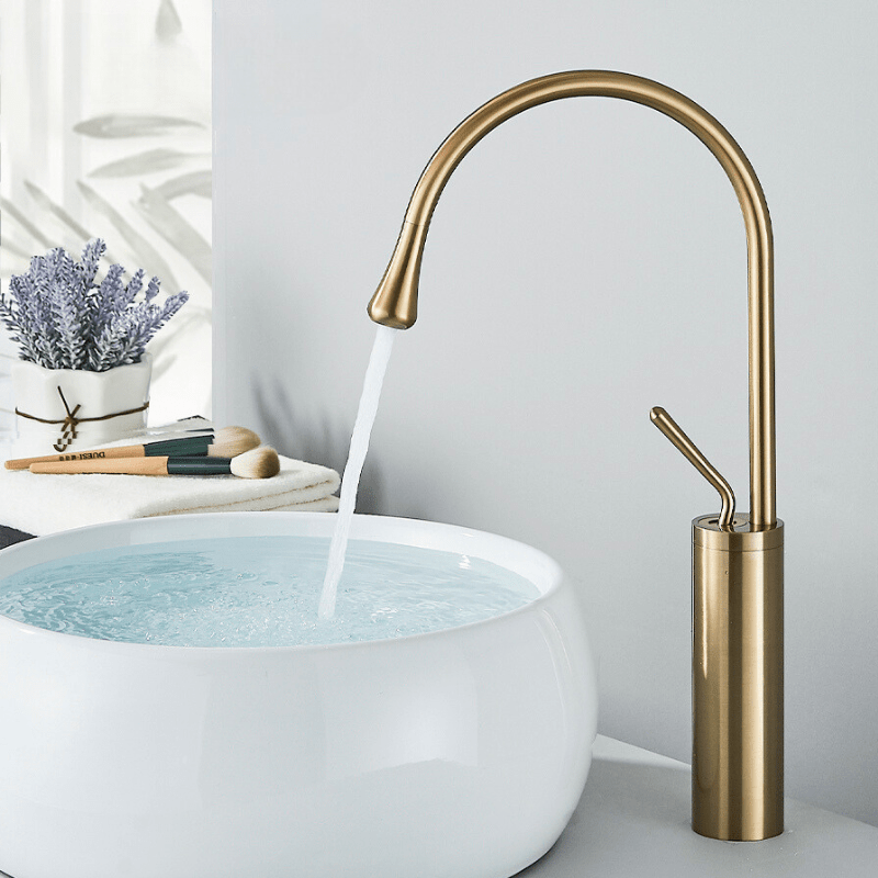 brushed-brass-washbasin-faucet-with-minimalist-gold-finish-img2.png