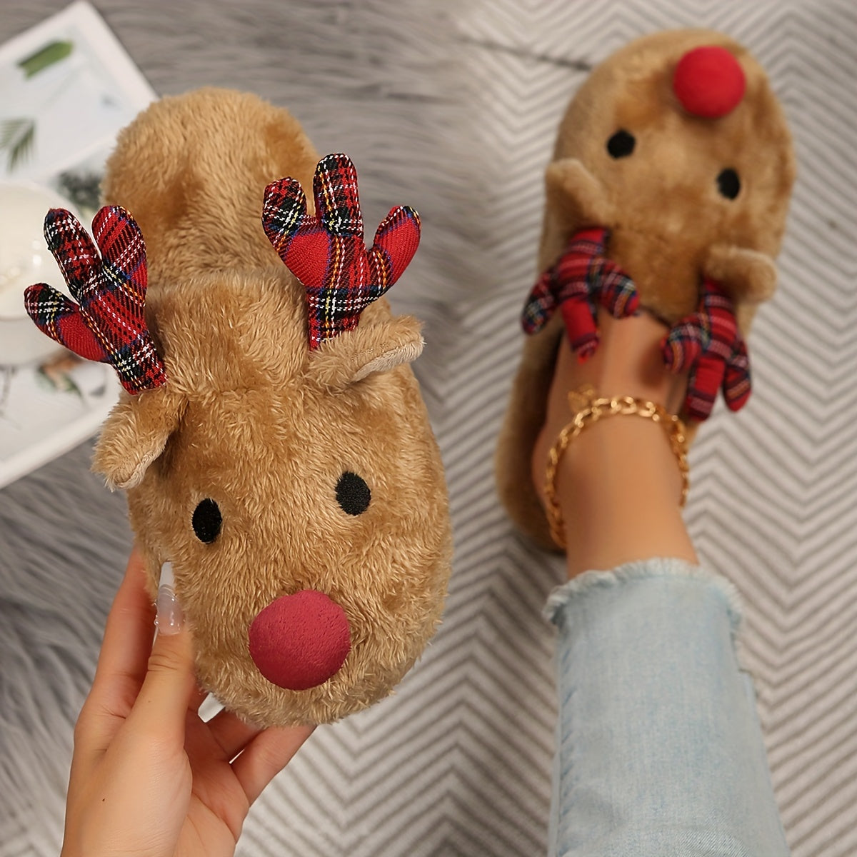 cosy-christmas-mule-slippers-reindeer-plush-img1.jpg