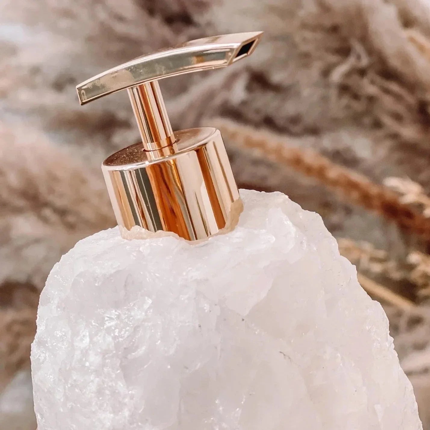 handcrafted-soap-dispenser-for-bathroom-elegant-artisan-design-img5.webp