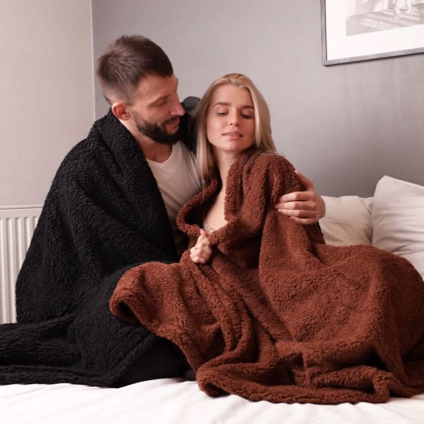 waterproof-polyester-cuddle-blanket-soft-protective-washable-img1.jpg